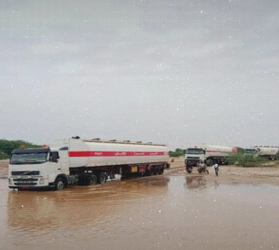 سيول جارفة تقطع الطريق العام في أحور وتشل حركة المسافرين