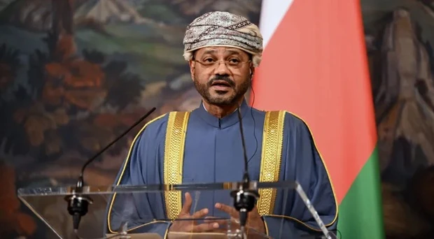 عُمان تحذر من تداعيات الحرب وتكثف جهودها لتأمين الملاحة في مضيق هرمز