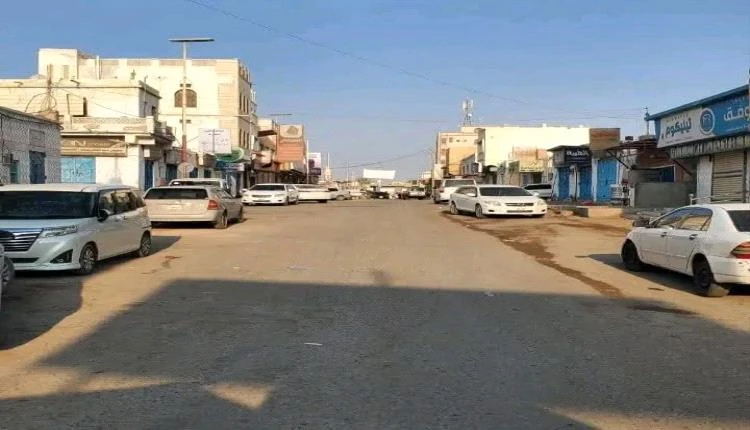 محافظ المهرة يثمن جهود عمال النظافة ويؤكد دورهم في الحفاظ على مظهر الغيضة خلال عيد الفطر