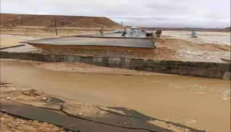 سيول مفاجئة تقطع الطريق الدولي بين حضرموت والمهرة وتشل حركة المسافرين