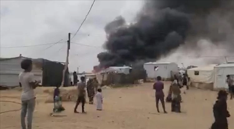 ألسنة اللهب تلتهم خيام النازحين في مأرب وتثير حالة من الذعر