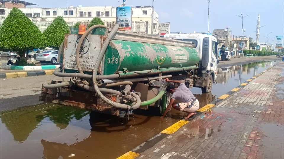 وكيل أول عدن يتفقد أعمال رفع مخلفات السيول وشفط مياه الأمطار ويشيد بسرعة الاستجابة