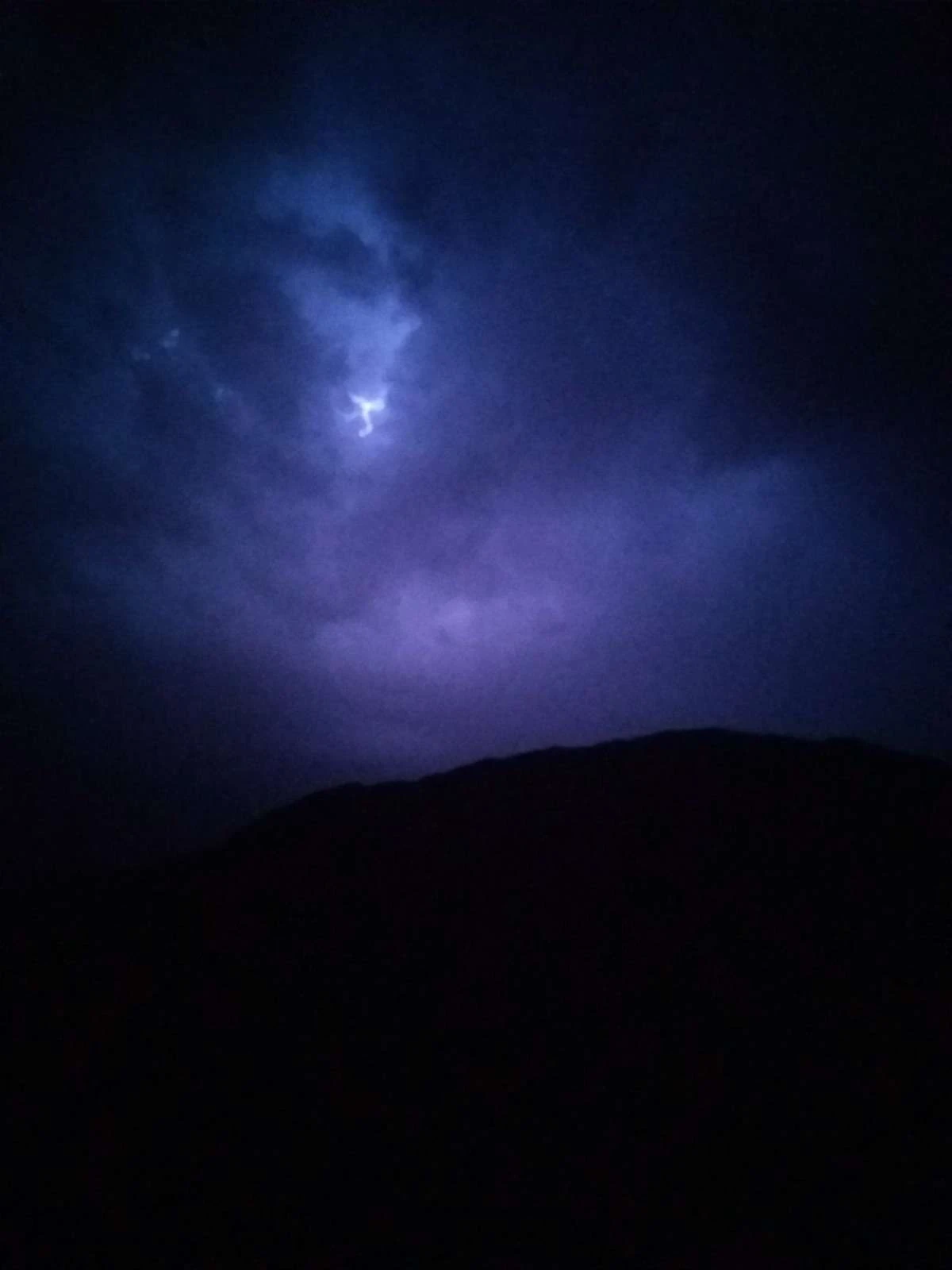 البرق يضيء سماء مأرب وسط توقعات باتساع رقعة الأمطار