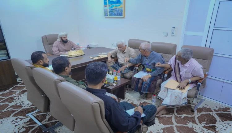 محافظ أبين يناقش مع قيادة مؤسسة الكهرباء سبل تحسين جودة الخدمة والاستعداد للصيف القادم