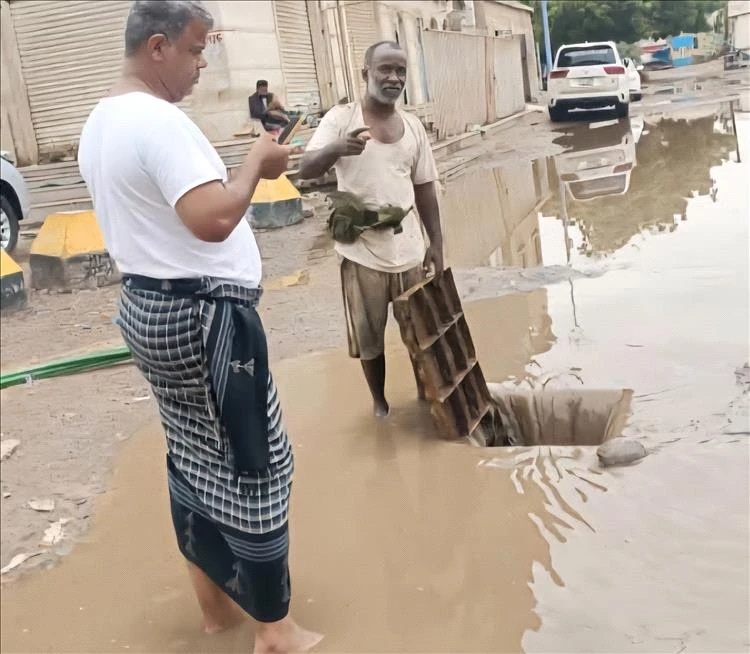 السلطة المحلية بمديرية المنصورة تستنفر جهودها عقب الأمطار الغزيرة التي شهدته العاصمة عدن