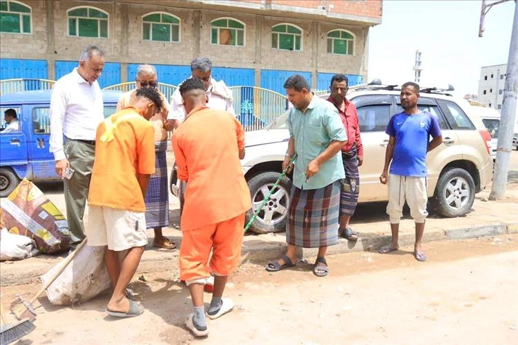 الشاذلي يطلع على اعمال شفط مياه الأمطار ورفع المخلفات في المعلا