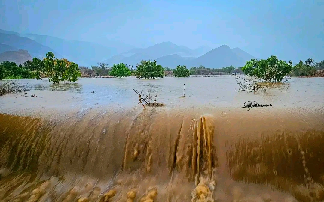 أمطار غزيرة وسيول جارفة تضرب جنوب اليمن وتلحق أضراراً جسيمة.. والحكومة توجه برفع الجاهزية