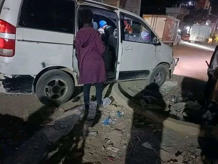 بالصورة.. "جولة" في مدينة التربة تتحول إلى موقف عشوائي للباصات والسيارات!