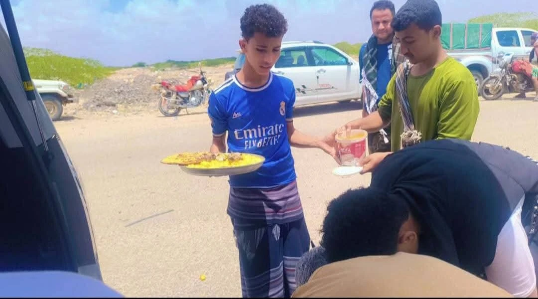 أهالي أحور بأبين يستضيفون المسافرين المنقطعين بسبب السيول