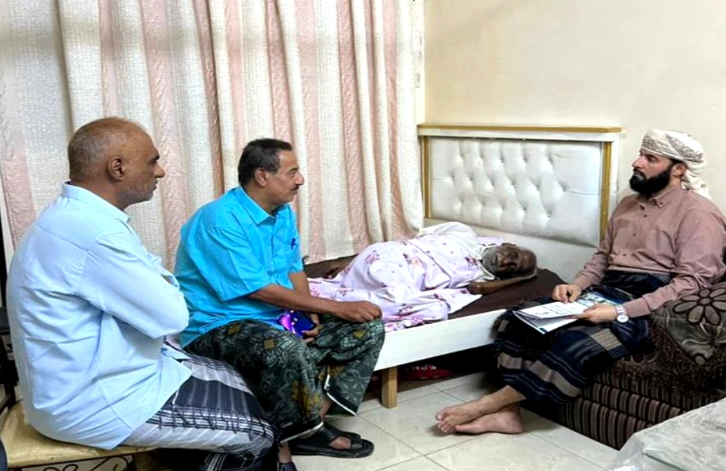 محافظ ابين يزور السكرتير الصحفي للرئيس الراحل سالمين ويعلن تكفّله الكامل بنفقات علاجه