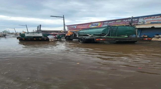 بتوجيهات محافظ العاصمة عدن .. لليوم الثاني مدير عام مديرية الشيخ عثمان يتفقد أعمال شفط مياه الأمطار