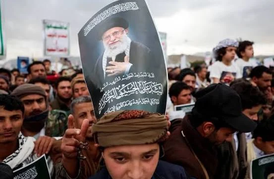 أكاديمي يمني يشعل الجدل بعد كشفه تفاصيل "مشتريات العيد" لمسؤول حوثي