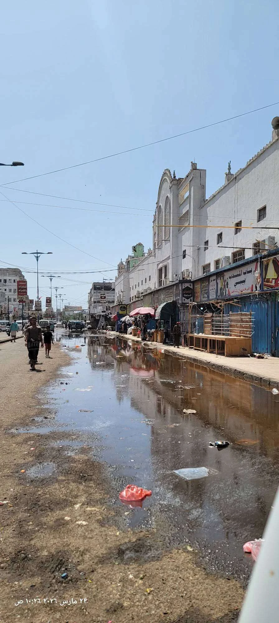 مواطنون يشكون من طفح المياه أمام مسجد النور بعد كل مطر