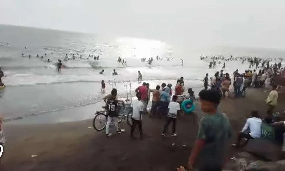 تحذيرات لزوار شواطئ الحديدة من السباحة في هذا الوقت