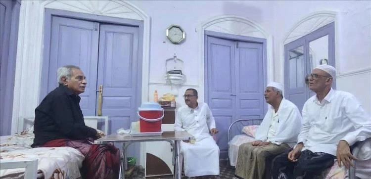 مستشار وزير الإعلام يزور القامة الفنية صالح عبدالقادر الكاف