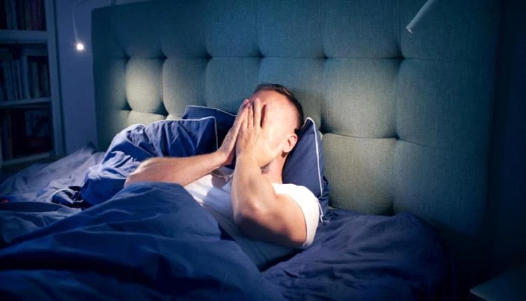 نظرة على الساعة.. عادة صغيرة تُشعل الأرق