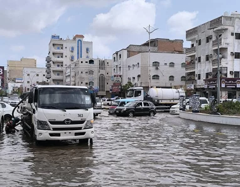 كارثة بيئية في عدن.. اختلاط مياه الأمطار بالصرف الصحي يثير مخاوف صحية ومطالبات بتدخل عاجل