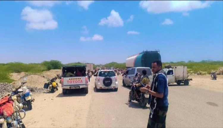 سيول جارفة تقطع الطريق الدولي في أحور وتعطل حركة المسافرين