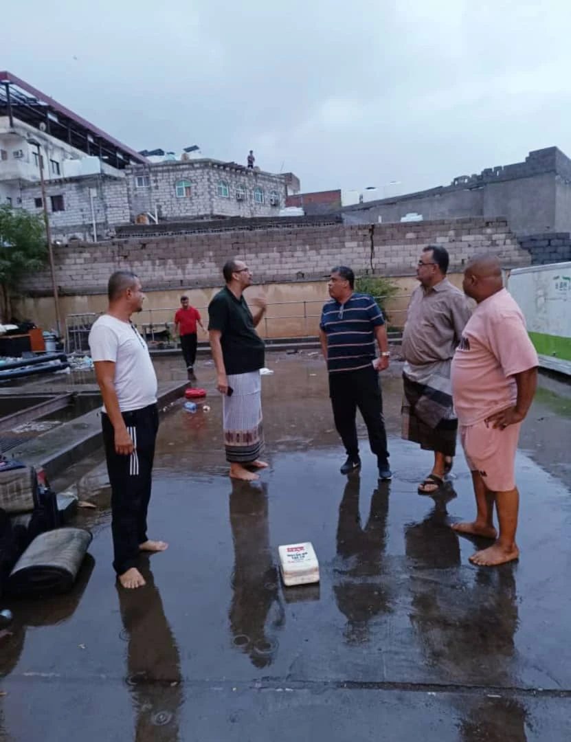 وكيل العاصمة عدن الشاذلي يدير عملية معالجة آثار الأمطار