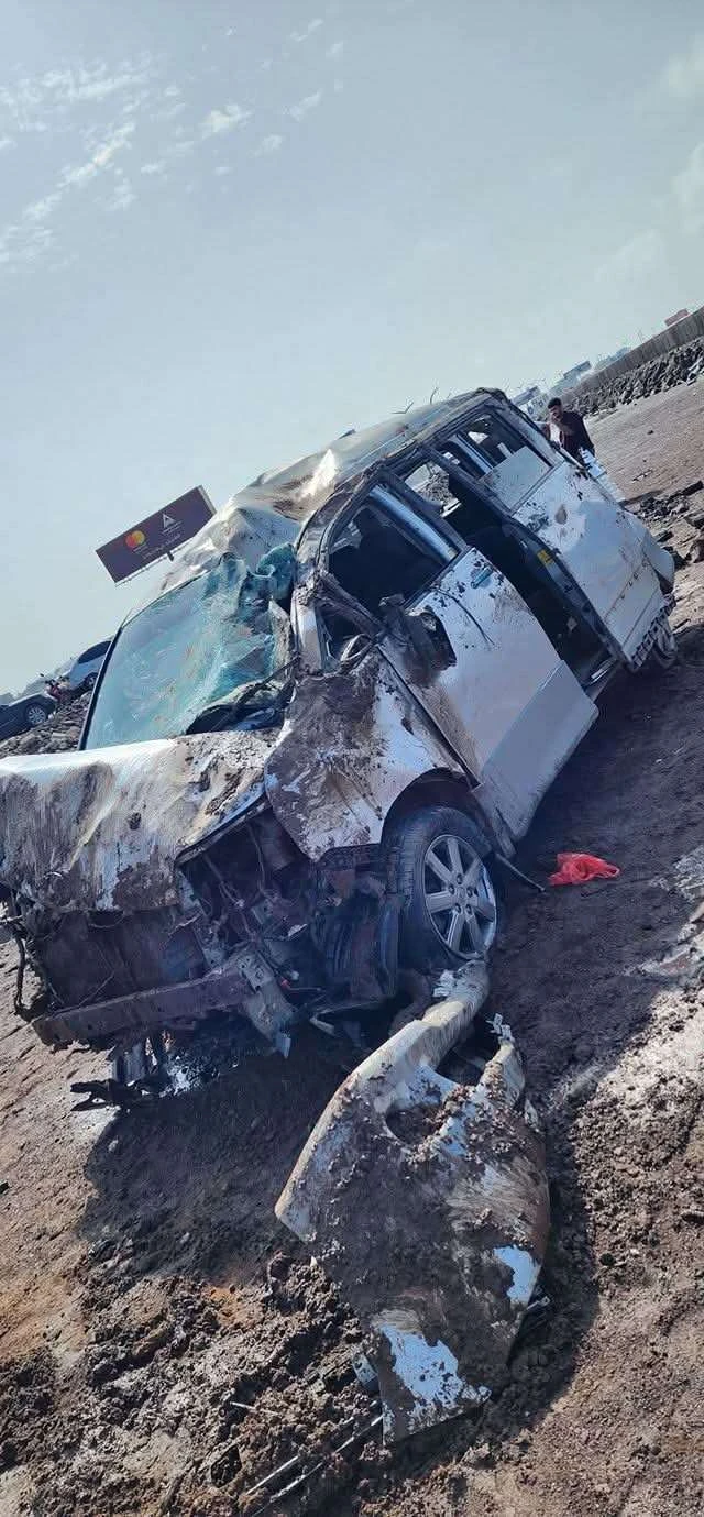 نجاة سائق بعد حادث انقلاب باص صباح اليوم بعدن