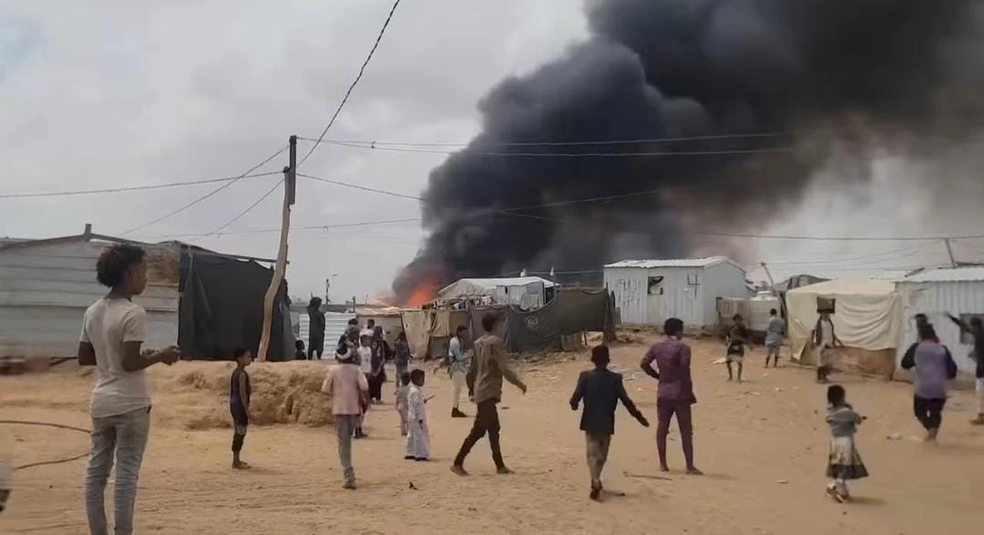 الضالع ومأرب.. حريقان يلتهمان خيام نازحين ويتسببان بإصابات بشرية وخسائر مادية