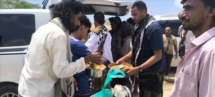 أهالي أحور يجسدون أروع صور التكافل باستضافة المسافرين المنقطعين بسبب السيول