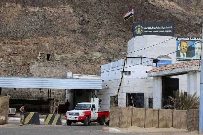 عاجل: نفي رسمي لإشاعة اقتحام منزل الزبيدي في عدن