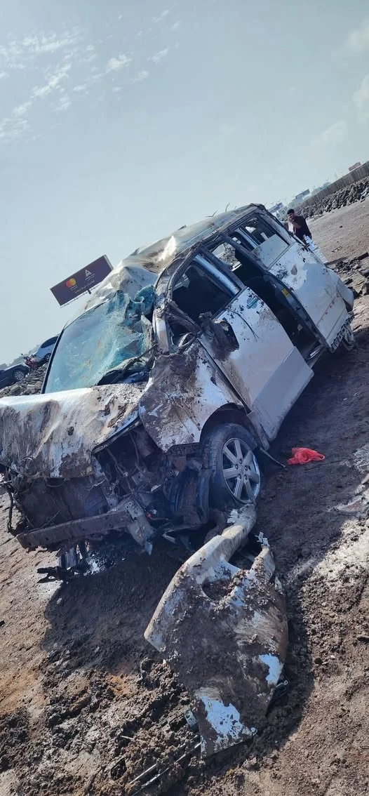 إنقلاب باص نوع فوكسي في خط الجسر بعدن .. صورة 