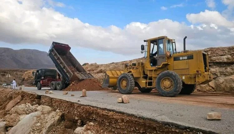 بتوجيهات بن الوزير.. بدء تدخلات عاجلة لإصلاح أضرار السيول بطريق الروضة – ميفعة في شبوة