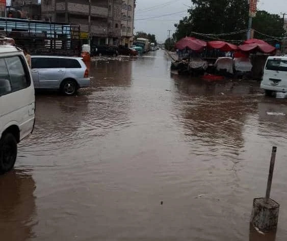 معاناة صحية في عدن.. أهالي الممدارة يشكون تفشي الحميات بسبب طفح مياه الصرف الصحي