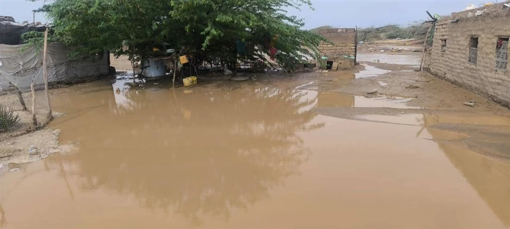 سيول جارفة تقطع الطريق بين عدن وحضرموت وتوقف حركة المسافرين في أبين