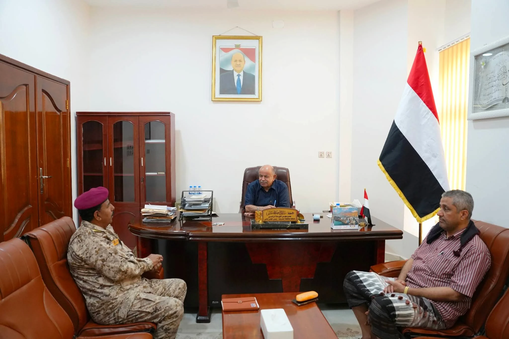الخنبشي يناقش مستجدات الأوضاع العسكرية والأمنية بالمحافظة