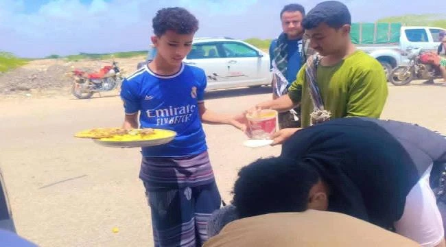 شاهد بالكرم لا بالصور.. ماذا فعل أهالي "أبين" مع مسافرين حاصرتهم السيول؟