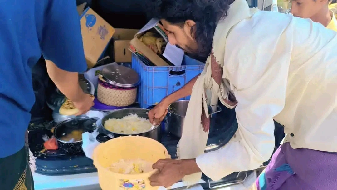 أحور تجسد الكرم اليمني.. أهالي أبين يفتحون بيوتهم للمسافرين العالقين وسط السيول