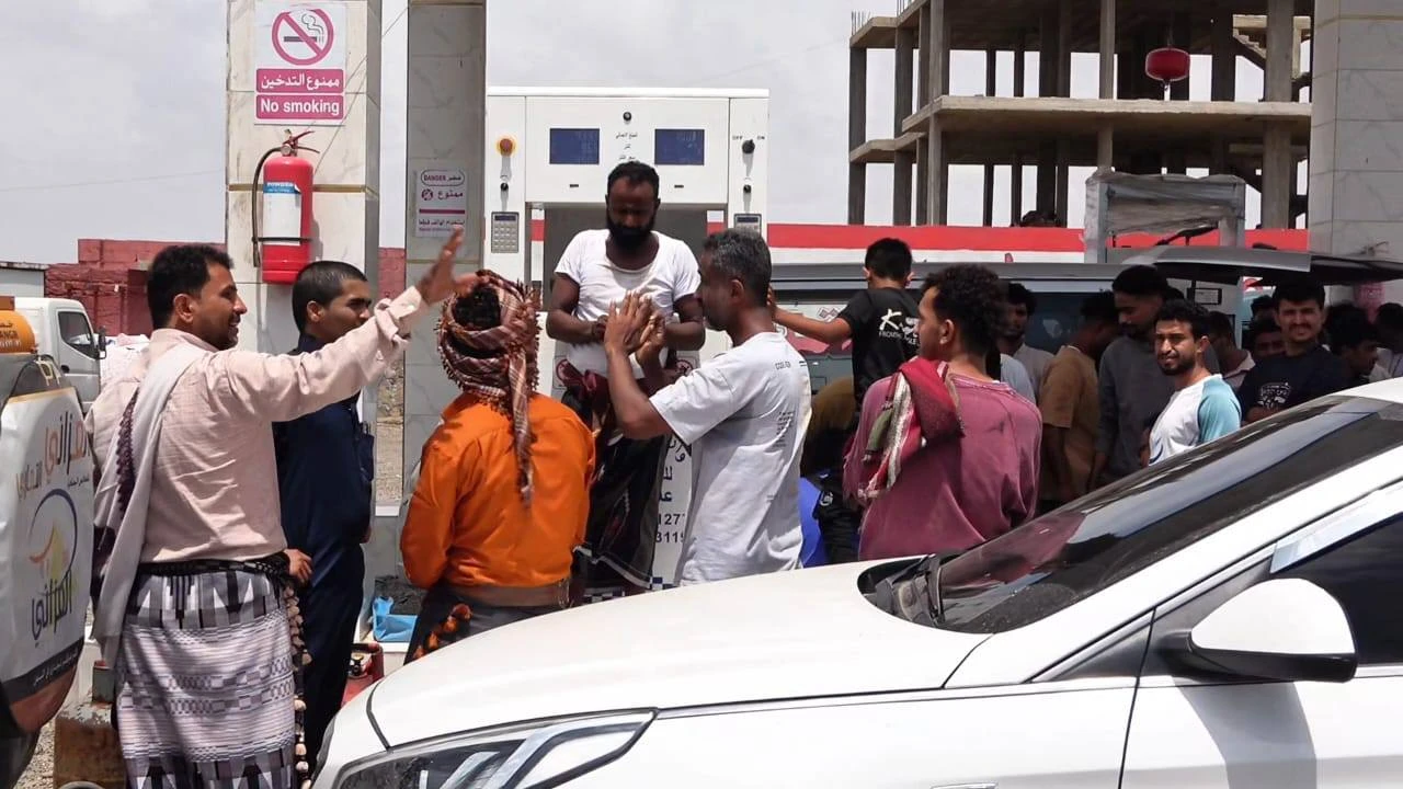 سلطات عدن تنفذ حملات رقابية لضبط أسعار الغاز وتضع أرقاماً مجانية للإبلاغ عن المخالفات