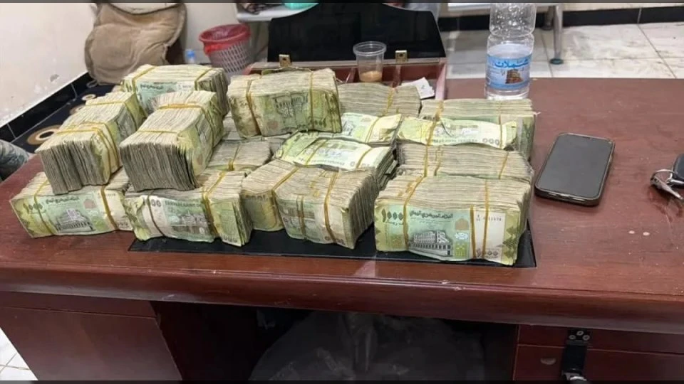 شرطة عدن تستعيد 12 مليون ريال فُقدت في "كيس قمامة" وتضبط المتهمين