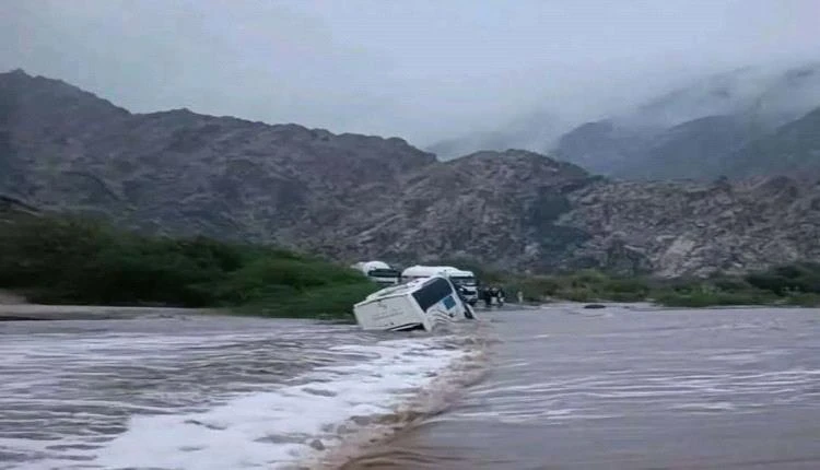 سيول قاتلة تجرف باص نقل جماعي في أبين بعد مغامرة خطيرة بعبور وادي جارف