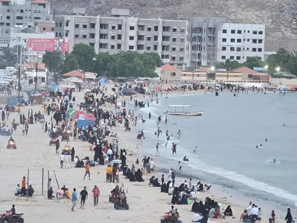 شواطئ جولد مور بلا تفتيش أو مضايقات.. أجواء عيد الفطر تعيد روح عدن