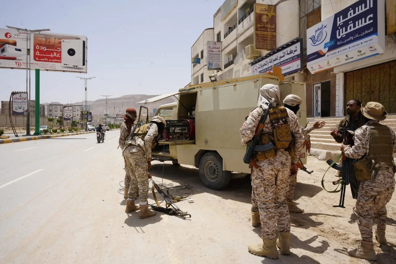 سبأ: العليمي يوجه بعلاج المختطف السابق لدى الحوثيين جمال المعمري