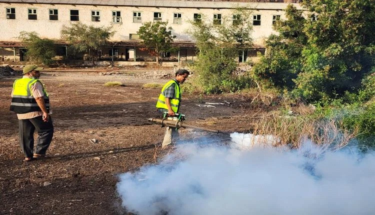 تنفيذا لتوجيهات وزير الدولة محافظ عدن.. صحة البيئة بصيرة يواصل تنفيذ حملة رش ضبابي واسعة عقب الأمطار