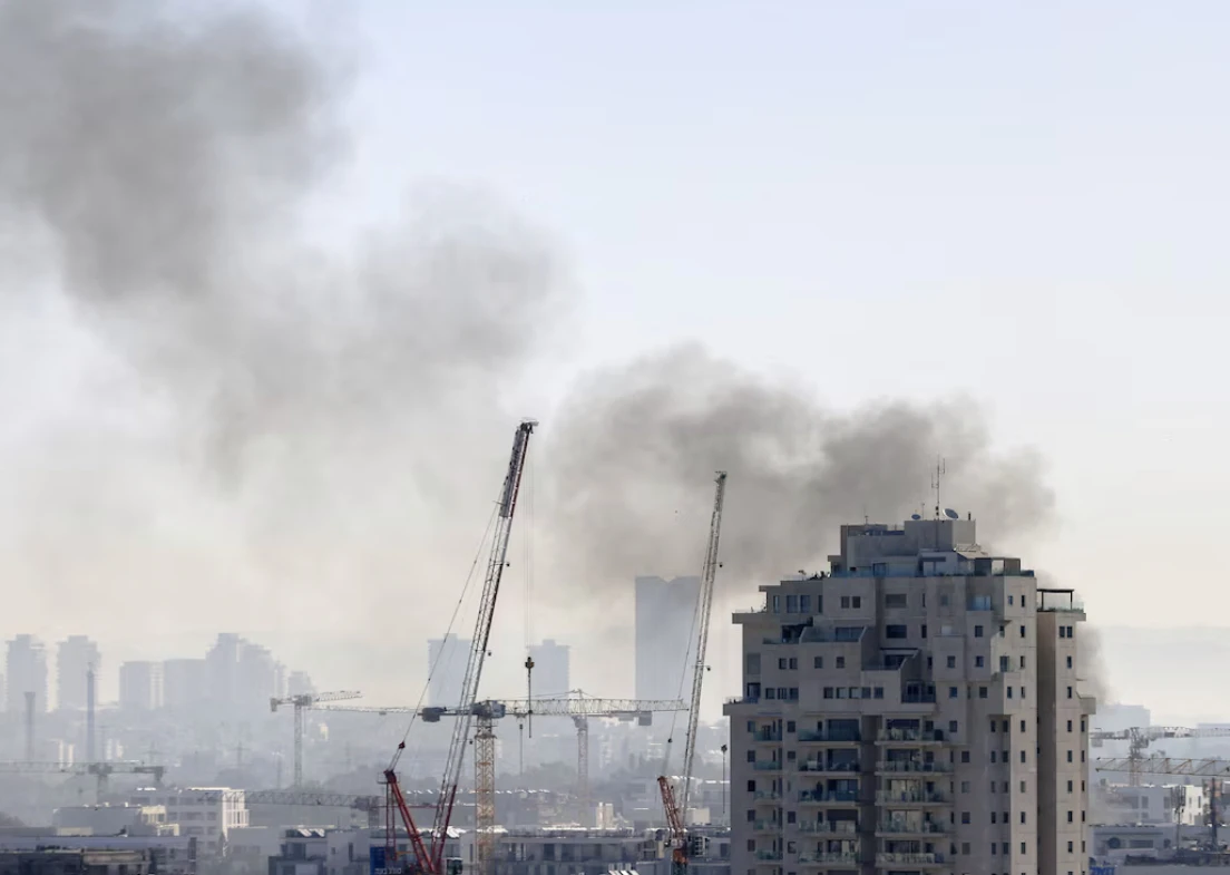 إيران تطلق رشقات صاروخية على إسرائيل وصفارات الإنذار تدوي في تل أبيب