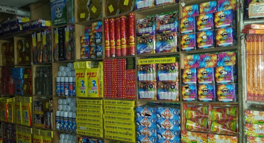 تواطؤ حوثي يغرق أحياء صنعاء بألعاب نارية خطيرة خلال العيد