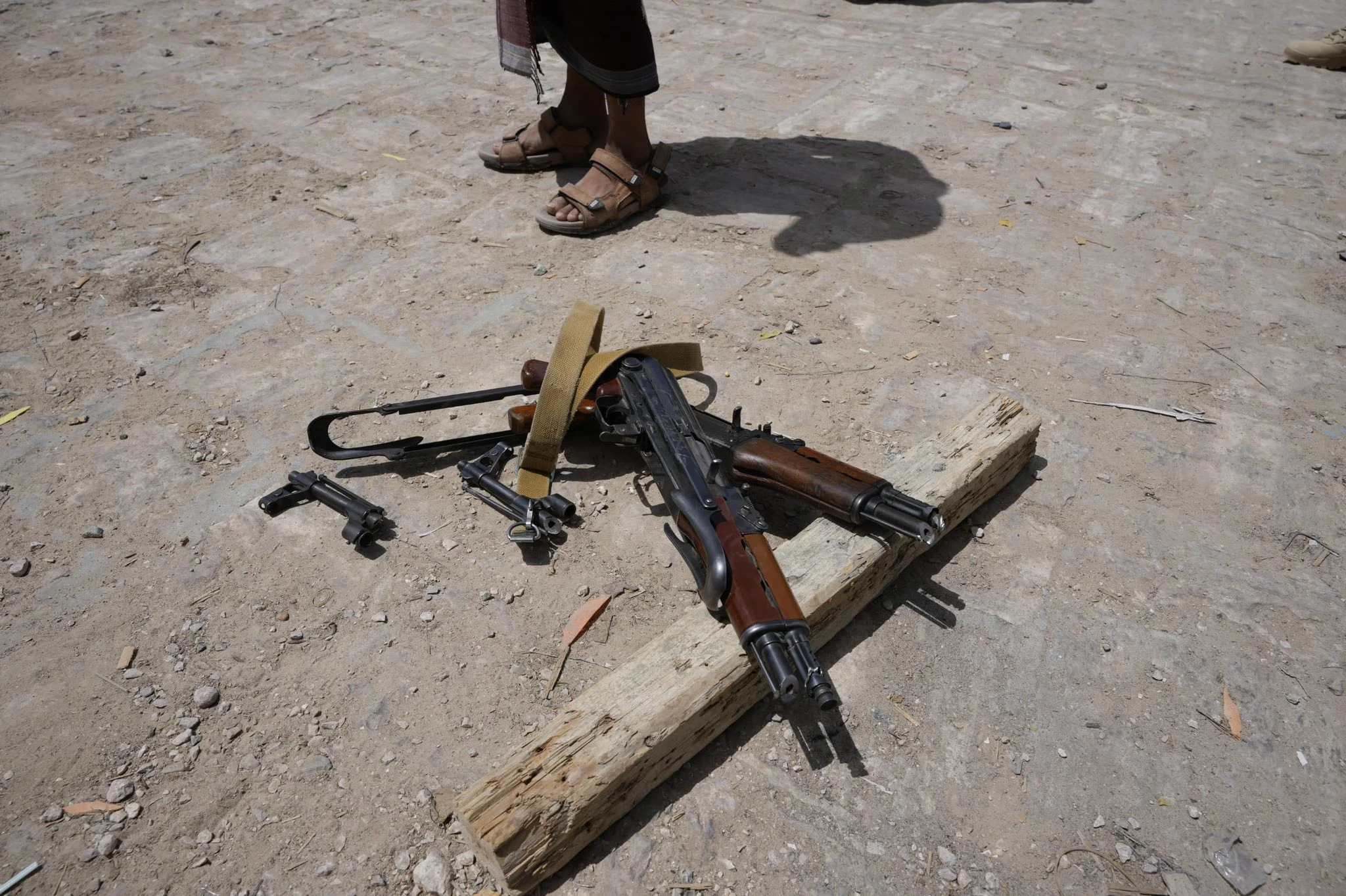 سيئون.. حملة أمنية لمنع حمل السلاح تنفذ إجراءات قص وإتلاف أسلحة المخالفين