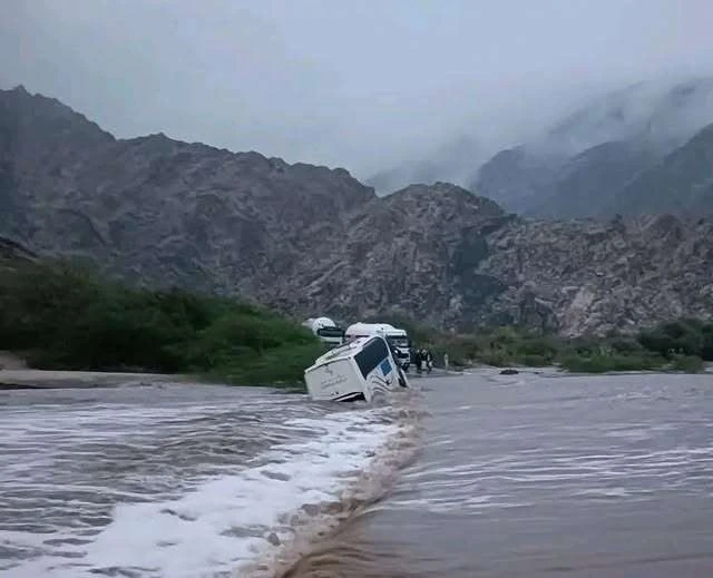 كارثة بأبين.. السيول تجرف باص ركاب في المحفد ومصير الركاب غامض