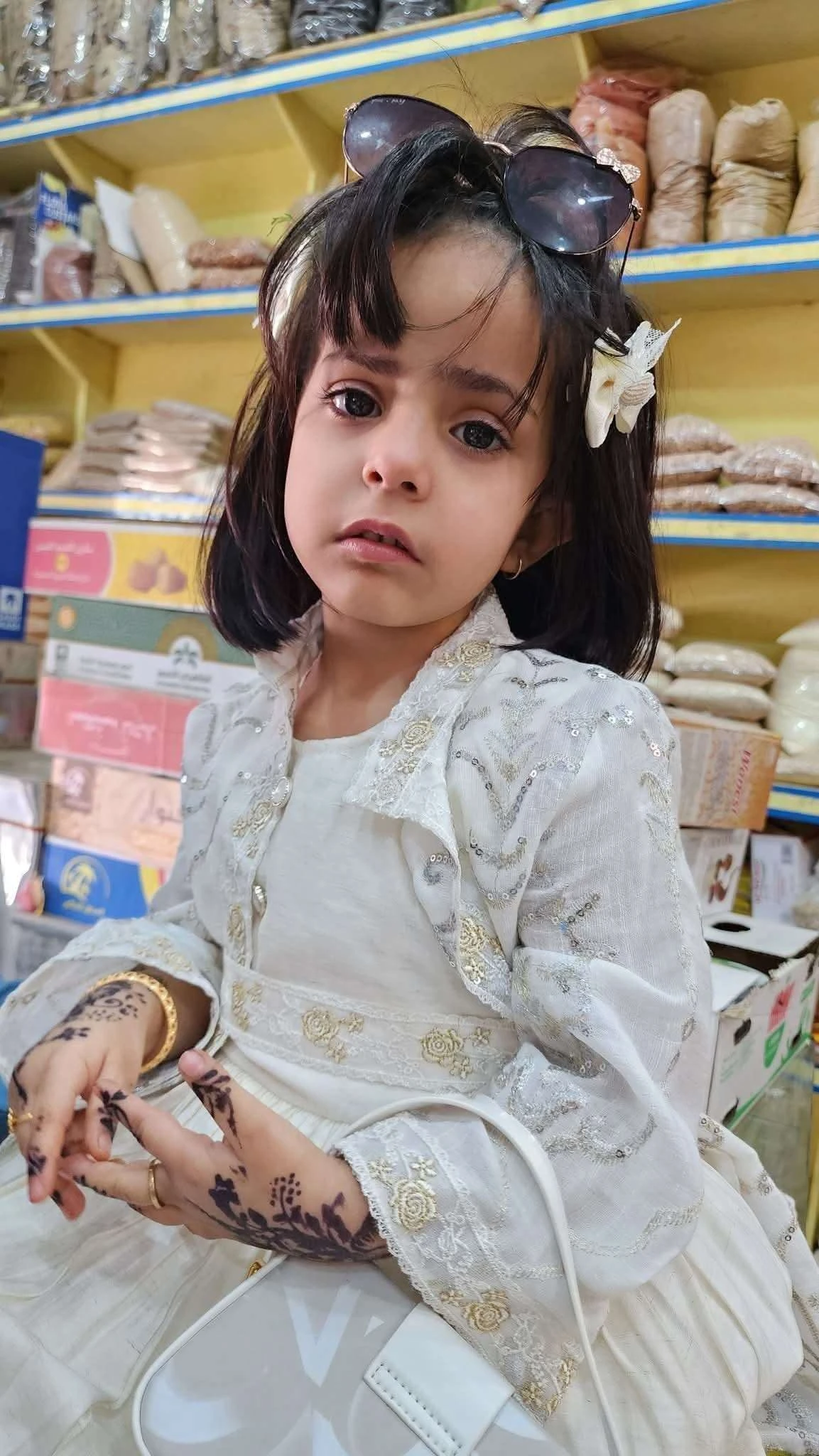 العثور على طفلة تائهة في التربة (صورة)