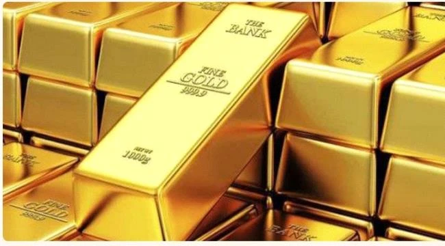 الذهب يتراجع بأكثر من 1 بالمائة مع ارتفاع الدولار