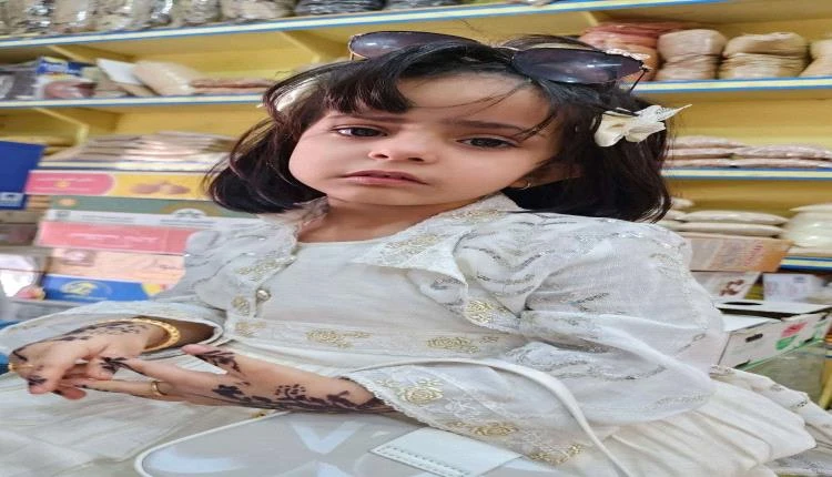 العثور على طفلة تائهة ونشر صورتها للمساعدة في الوصول إلى أسرتها