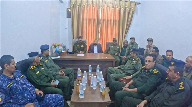 غياب علم الجنوب وصورة عيدروس الزُبيدي يلفتان الأنظار في مراسم تسليم أمن الضالع