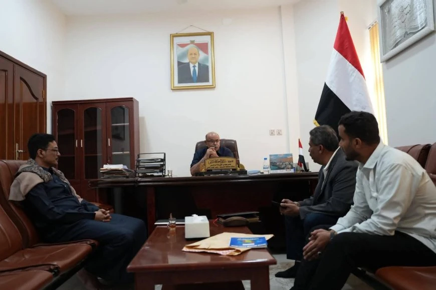 المكلا..الخنبشي يؤكد أولوية تأمين وقود الكهرباء واستقرار السوق في حضرموت