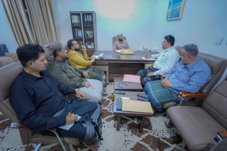 محافظ أبين يناقش مع مدير الصناعة والتجارة والشركة اليمنية للغاز سبل تحسين التموين واستقرار الأسواق